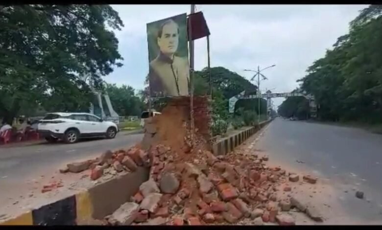 राजीव गांधी के चित्र लगे स्थल को फिर से एक बार निशाना बनाते हुए क्षतिग्रस्त किया गया।