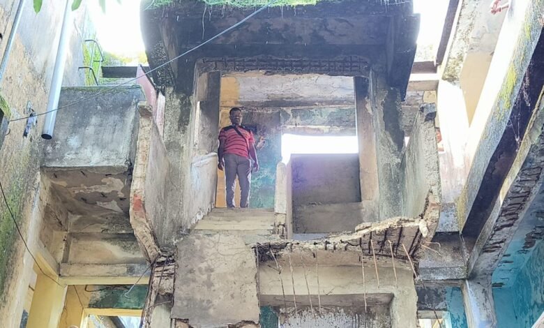 सेक्टर 12 बी स्थित ब्लॉक का सीढ़ी का बालकनी भरभरा कर गिर गया। बाल-बाल बचे लोग |
