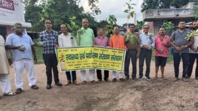 "पर्यावरण-मित्र आश्रम" के समक्ष 'वृक्ष वितरण समारोह' का आयोजन किया गया । 