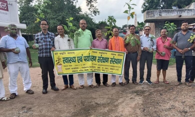 "पर्यावरण-मित्र आश्रम" के समक्ष 'वृक्ष वितरण समारोह' का आयोजन किया गया । 