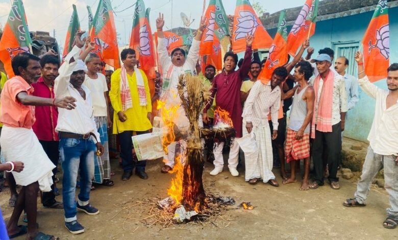 विस्थापित गांव महेशपुर में सीएम हेमंत सोरेन का पुतला फूंका
