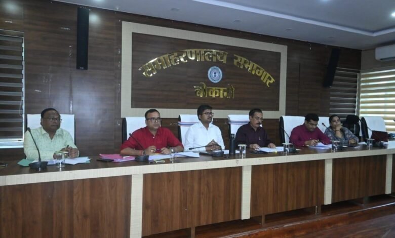 समाहरणालय में लंबित वादों की समीक्षा बैठक, उप विकास आयुक्त ने निर्देश दिए