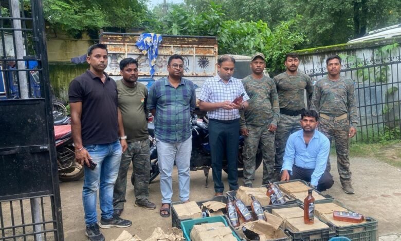 चास शहर के आइटीआइ मोड़ पर फल बेचने वाले धर्मेंद्र साव के ठेले पर हाल ही में सरकारी निर्देशों की अनदेखी की गई। धर्मेंद्र साव, जो आमतौर पर सेव, संतरा, आम और केला बेचते हैं, ने अपने ठेले पर इन फलों के साथ शराब भी बेचना शुरू कर दिया था। इस संबंध में उत्पाद विभाग को जब सूचना मिली, तो उन्होंने तुरंत छापेमारी की। छापेमारी के दौरान 22 पेटी विदेशी शराब बरामद की गई, जिनकी कीमत लगभग 1.58 लाख रुपये बताई जा रही है।