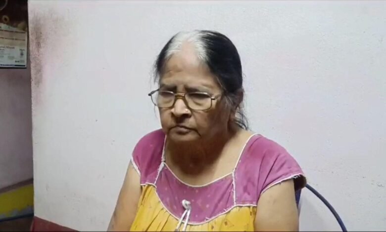बुजुर्ग महिला की कहानी: ठगी का दर्द और सावधान रहने की जरूरत