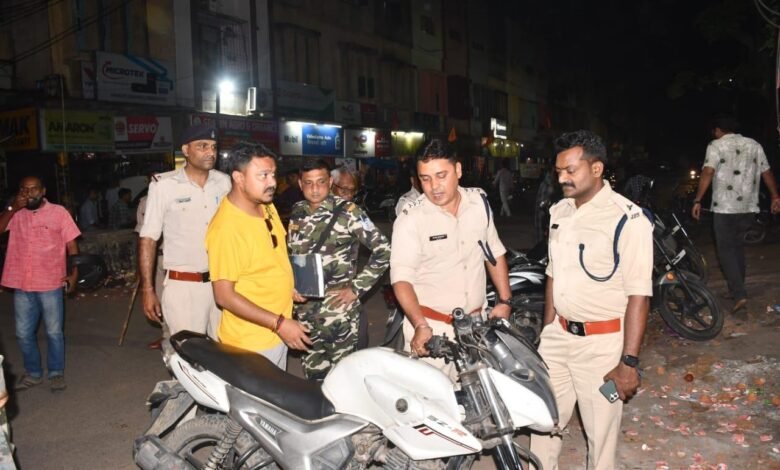 खुले में शराब पीने वालों के खिलाफ कार्रवाई की।