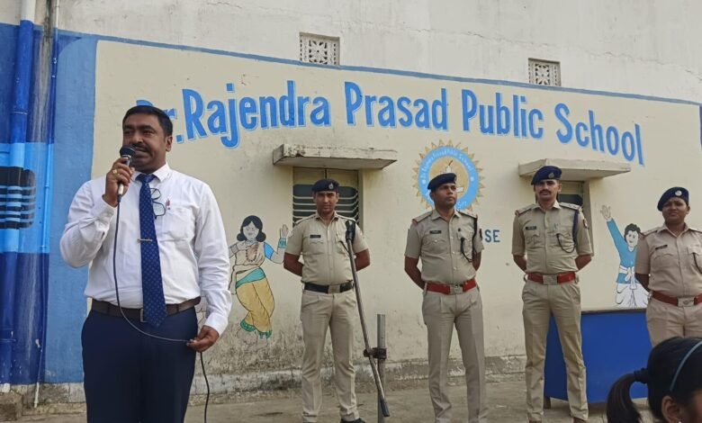 विद्यालय के प्राचार्य श्री मुकेश कुमार ने रेलवे सुरक्षा बल के सभी अधिकारियों का स्वागत और धन्यवाद किया।