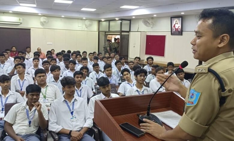 बोकारो पुलिस अधीक्षक ने ज़ेवियर्स बोकारो के विद्यार्थियों को साइबर अपराध से बचने के लिए किया जागरूक
