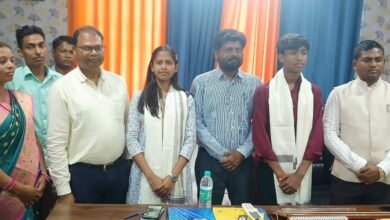 🏆 जिला टॉपर राजलक्ष्मी और अनिकेत को प्रखंड कार्यालय में किया गया सम्मानित