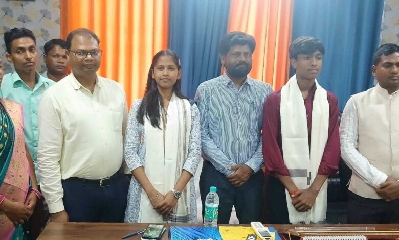 🏆 जिला टॉपर राजलक्ष्मी और अनिकेत को प्रखंड कार्यालय में किया गया सम्मानित