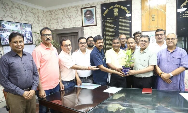 बोकारो चैंबर ऑफ कॉमर्स ने उपायुक्त अजय नाथ झा से की मुलाकात, विकास व एयरपोर्ट समेत कई मुद्दों पर सौंपा ज्ञापन