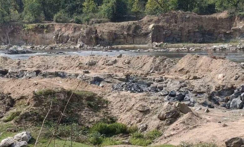 कोनार नदी में पत्थर माफियाओं का आतंक, नदी का अस्तित्व खतरे में