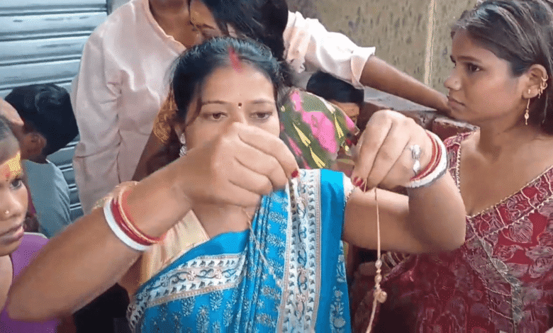 धनबाद: यज्ञ के दौरान चेन स्नैचिंग की नाकाम कोशिश, महिलाओं ने पकड़ी शातिर युवती