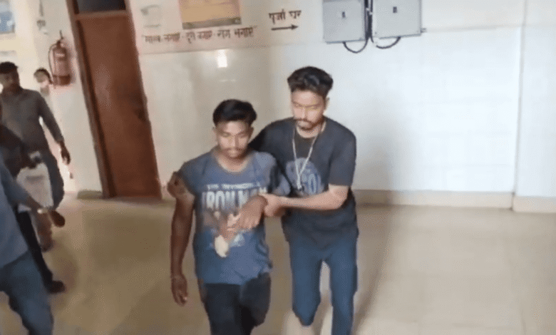 देवघर में अपराधियों के हौसले बुलंद, मामूली विवाद में युवक को मारी गोली, अस्पताल में भर्ती
