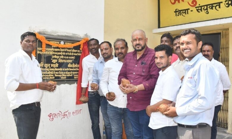 बोकारो विधायक श्वेता सिंह के निर्देश पर स्वास्थ्य केंद्र में रिटेनिंग वाल व पीसीसी पथ निर्माण का शिलान्यास