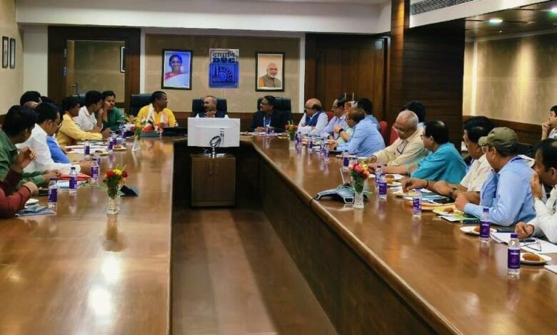 धनबाद सांसद ढुलू महतो ने डीवीसी चेयरमैन से की 13 सूत्रीय मांगों पर वार्ता