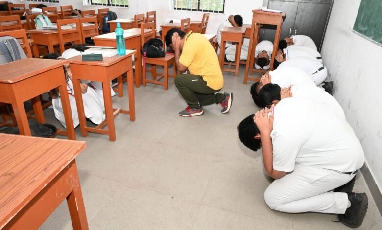 डीपीएस बोकारो में मॉक ड्रिल: विद्यार्थियों को सिखाया गया युद्ध के हालात में बचाव
