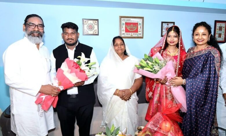 चंद्रपुरा के अलारगो में मुख्यमंत्री हेमंत सोरेन का भव्य स्वागत, नवविवाहित दंपती को दिया आशीर्वाद