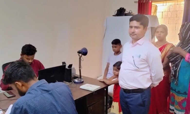काफी संख्या में आमजनों ने कराया आधार का निबंधन और अपडेट, 17 मई तक चलेगा विशेष शिविर
