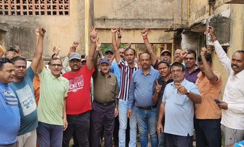 बोकारो स्टील के क्वार्टरों को डैमेज घोषित करने पर भड़के लोग, आंदोलन तेज