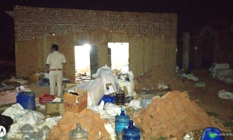 बोकारो में अवैध विदेशी शराब फैक्ट्री का भंडाफोड़, 556 लीटर नकली शराब समेत भारी मात्रा में सामग्री जब्त