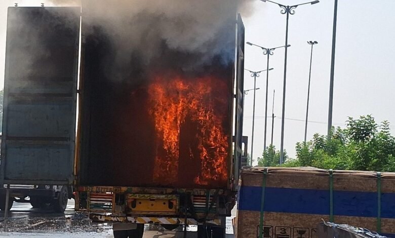 गिरिडीह में फ्रिज लोड कंटेनर में लगी भीषण आग, 10 लाख से अधिक की संपत्ति जलकर राख