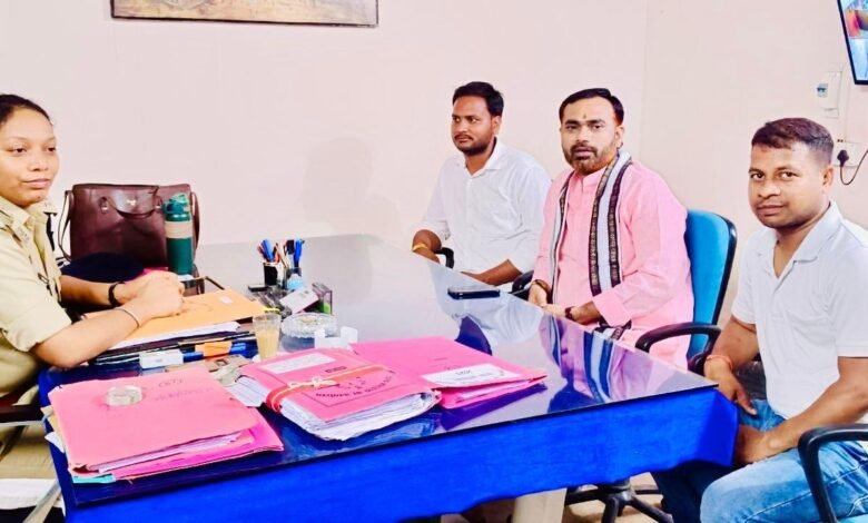 होमगार्ड जवानों की समस्याओं को लेकर कमांडेंट से मिले कुमार अमित