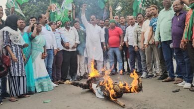 बोकारो एयरपोर्ट विवाद: झामुमो ने सांसद ढोलू महतो का किया पुतला दहन, धनबाद स्थानांतरण की साजिश का आरोप
