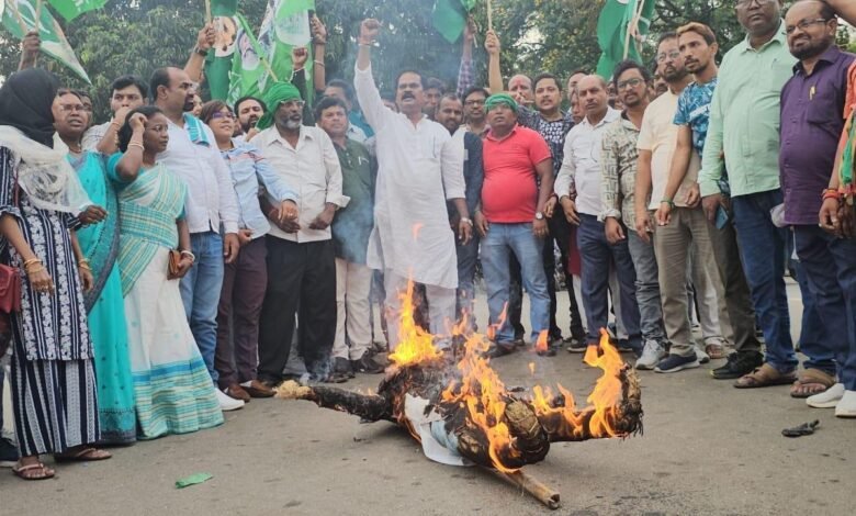 बोकारो एयरपोर्ट विवाद: झामुमो ने सांसद ढोलू महतो का किया पुतला दहन, धनबाद स्थानांतरण की साजिश का आरोप