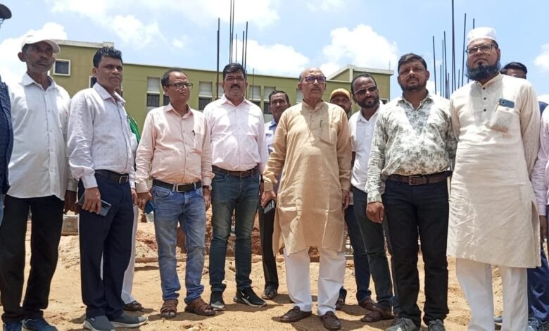 फतेहपुर प्रखंड के एकलव्य विद्यालय में विधानसभा अध्यक्ष रबिन्द्रनाथ महतो ने क्वार्टर निर्माण का भूमि पूजन किया