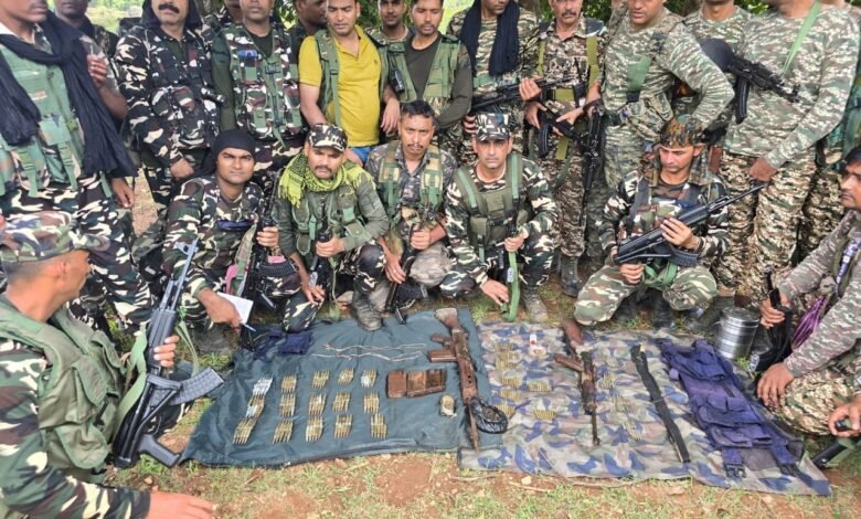 नेतरहाट में नक्सलियों के खिलाफ बड़ी सफलता, पांच लाख का इनामी ढेर, भारी मात्रा में हथियार बरामद