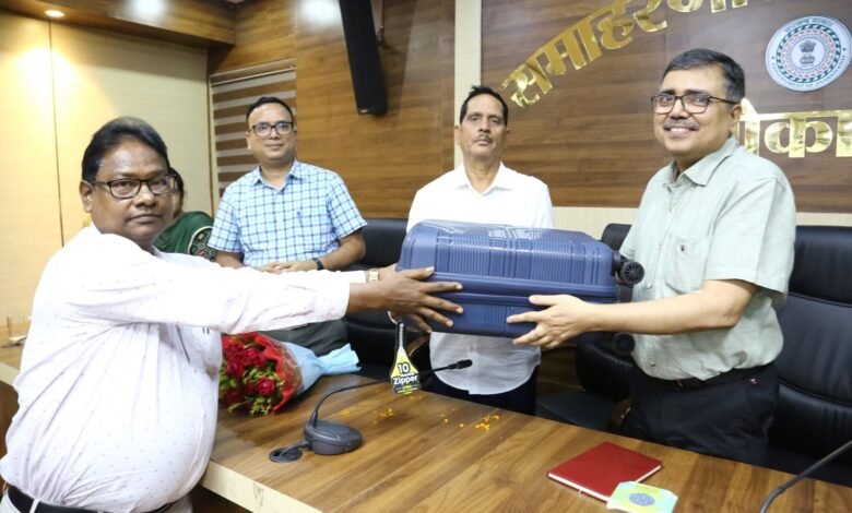 35 वर्षों की सेवा के बाद रिटायर हुए चालक को डीसी ने दिया अनोखा सम्मान, घर तक छोड़ने भेजा अफसर