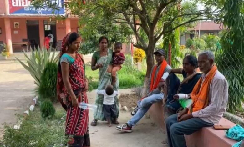 घाघरा थाना में घायल परिजन की तस्वीर