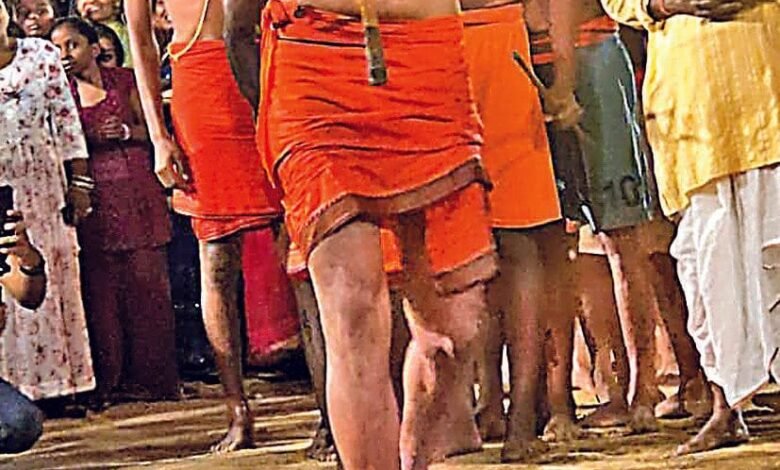 रांची में फूलखुंदी की रस्म: शिव भक्ति में दहकते अंगारों पर चले भोक्ता और सोख्ताइन