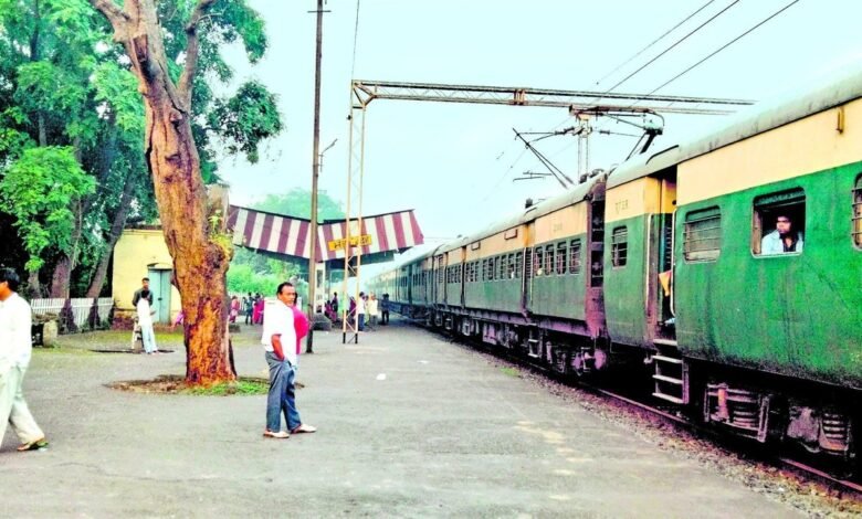 भंडारीदह स्टेशन में अब भी नहीं हैं बुनियादी सुविधाएं, यात्री बेहाल