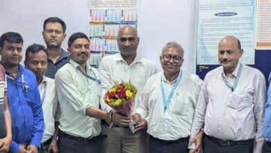 बीएसएल सीजीएम एचआर से मिलते बीड़ू यूनियन प्रतिनिधि