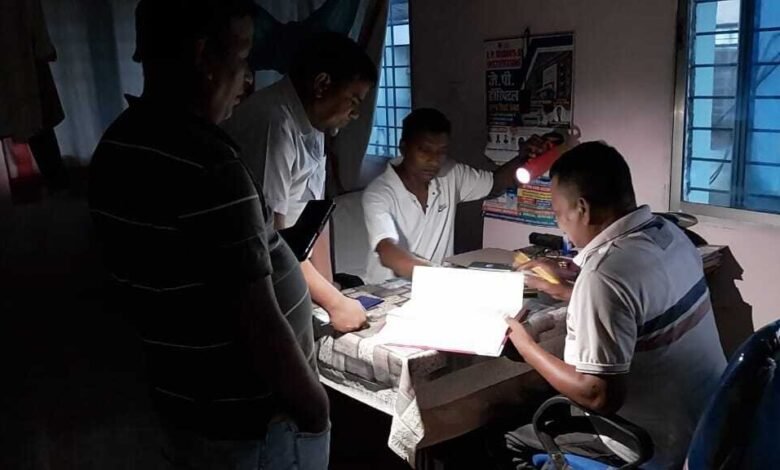 एसएनएमएमसीएच पुलिस चौकी में टॉर्च की रोशनी में हुआ काम, बिजली बैकअप नहीं