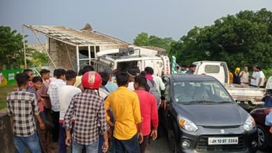 NH-32 पर बड़ा हादसा: सरिया लदा ट्रक पुल से लटक गया, बाल-बाल बचे चालक