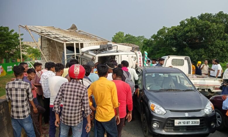 NH-32 पर बड़ा हादसा: सरिया लदा ट्रक पुल से लटक गया, बाल-बाल बचे चालक