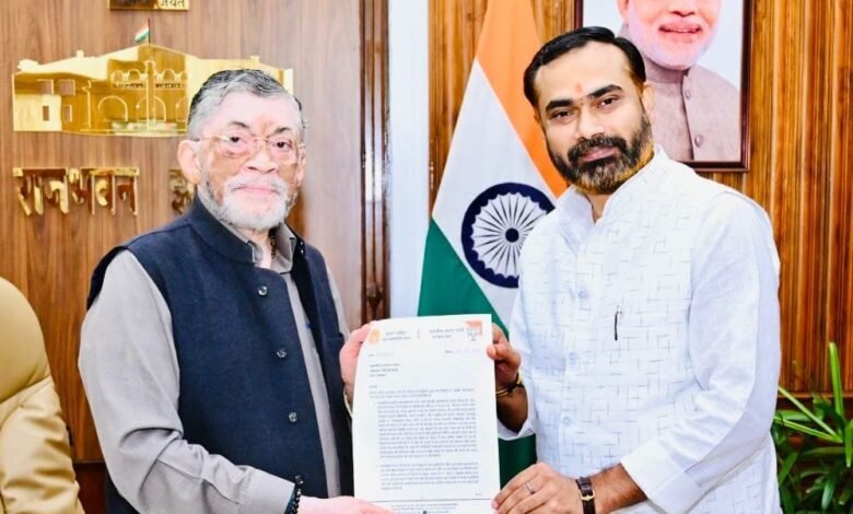 राज्यपाल से मिले कुमार अमित, बोकारो एयरपोर्ट संचालन सहित 11 सूत्री मांगों को लेकर सौंपा ज्ञापन