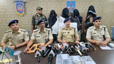 बोकारो पुलिस ने पकड़ा अंतरराज्यीय डकैती गिरोह, हथियार और लूटे गए जेवरात बरामद