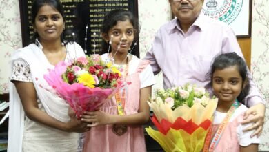 उपायुक्त ने कराटे चैम्पियन बहनों रियांशी और रिधिमा चौधरी से की मुलाकात, दी बधाई
