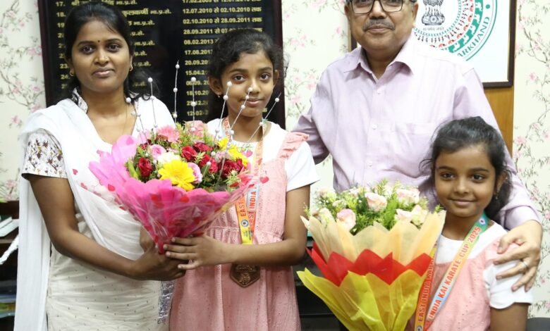 उपायुक्त ने कराटे चैम्पियन बहनों रियांशी और रिधिमा चौधरी से की मुलाकात, दी बधाई