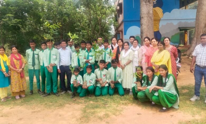 🌳 "एक पेड़ मां के नाम 2.0" अभियान के तहत बोकारो जिले के 459 विद्यालयों में 1455 पौधे लगाए गए