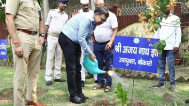 बोकारो परिसदन परिसर में उपायुक्त और एसपी ने किया पौधारोपण, पर्यावरण संरक्षण का दिया संदेश