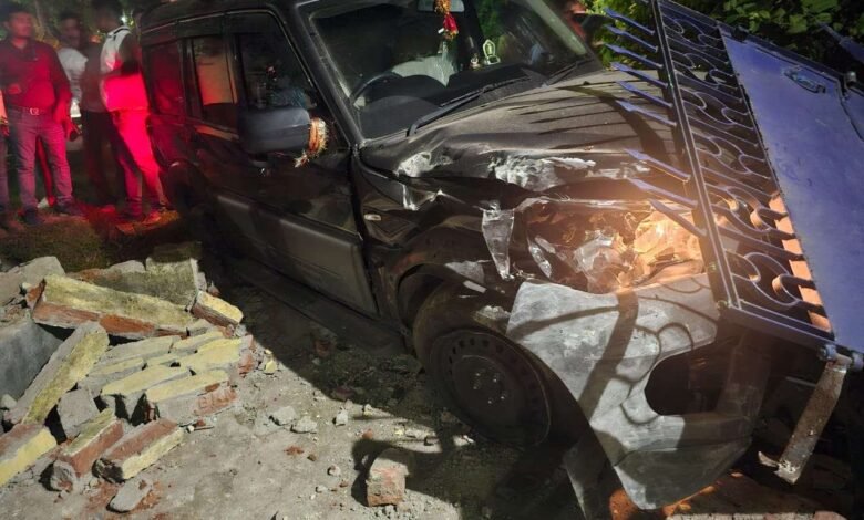 बिना नंबर की स्कॉर्पियो ने तोड़ी घर की बाउंड्री, बाल-बाल बचे परिवार के सदस्य