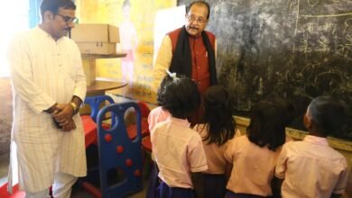 झुमरा पहाड़ पहुंचे वित्त मंत्री राधा कृष्ण किशोर, बच्चों को पढ़ाया पाठ, ग्रामीणों से लिया फीडबैक