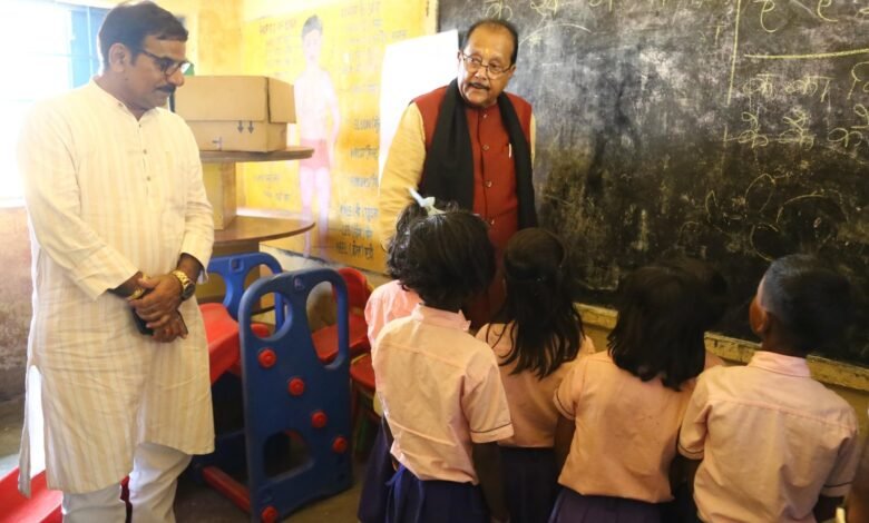 झुमरा पहाड़ पहुंचे वित्त मंत्री राधा कृष्ण किशोर, बच्चों को पढ़ाया पाठ, ग्रामीणों से लिया फीडबैक