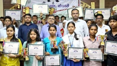 अभी तो बस ये शुरुआत है, यात्रा रुके नहीं: बोकारो उपायुक्त ने मेधावी छात्रों व शिक्षकों को किया सम्मानित