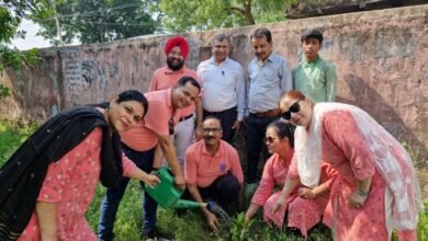 रोटरी क्लब चास ने उत्क्रमित मध्य विद्यालय आसनसोल परिसर में किया वृक्षारोपण कार्यक्रम