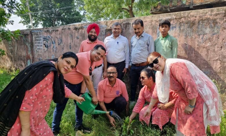 रोटरी क्लब चास ने उत्क्रमित मध्य विद्यालय आसनसोल परिसर में किया वृक्षारोपण कार्यक्रम